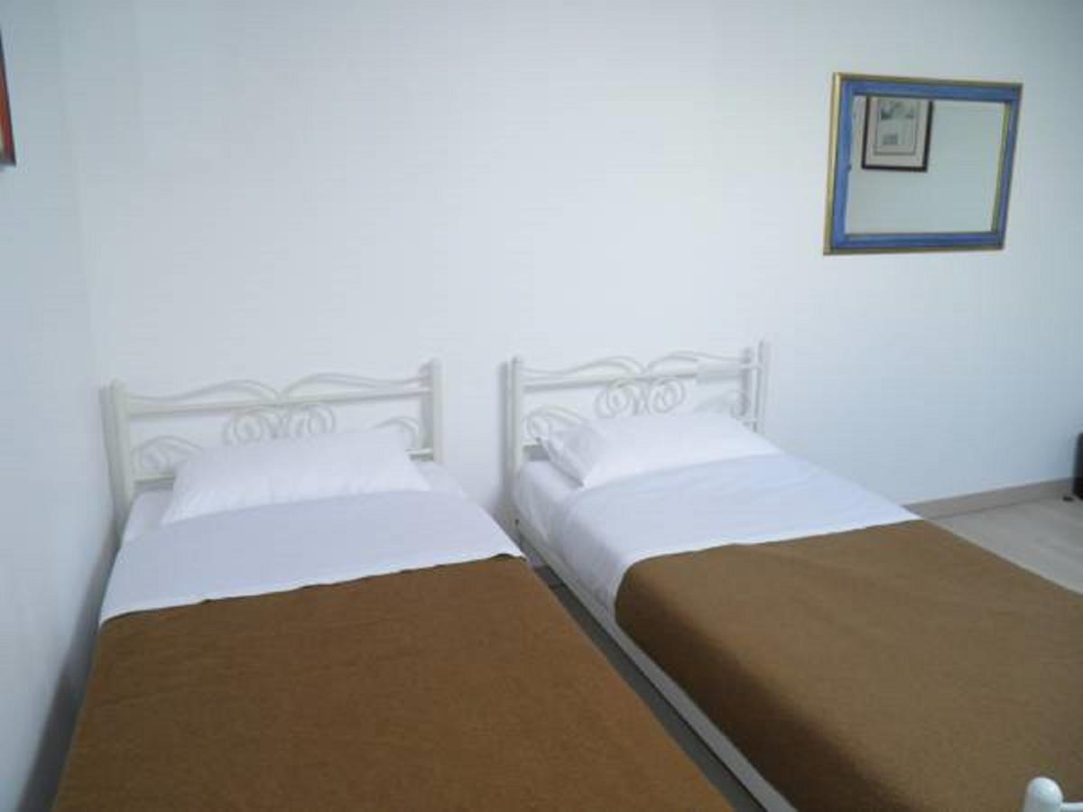 Holidays Hostel Midi Брюссель Экстерьер фото